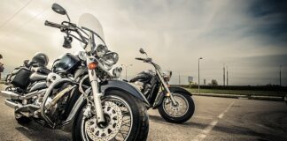 Czy można jeździć na motorze bez kasku?