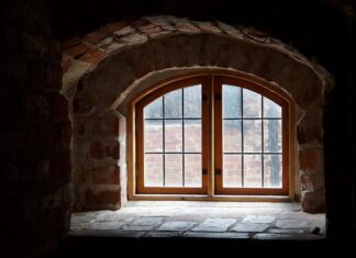 Czym wyłożyć wnękę na drewno przy kominku?