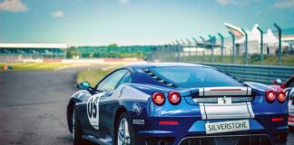 Ile koni mechanicznych ma Ferrari F40? Ile koni mechanicznych ma Ferrari F40?