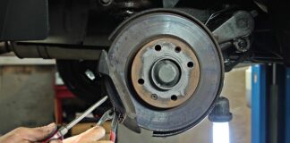 Jak odblokować hamulec?